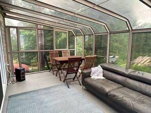TV - La Cabine du Pilote avec Solarium (Grandes-Bergeronnes)