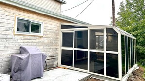 Une maison avec un grand garage attenant et un patio couvert.