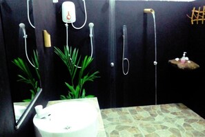 Dusche, Haartrockner, Handtücher, Seife