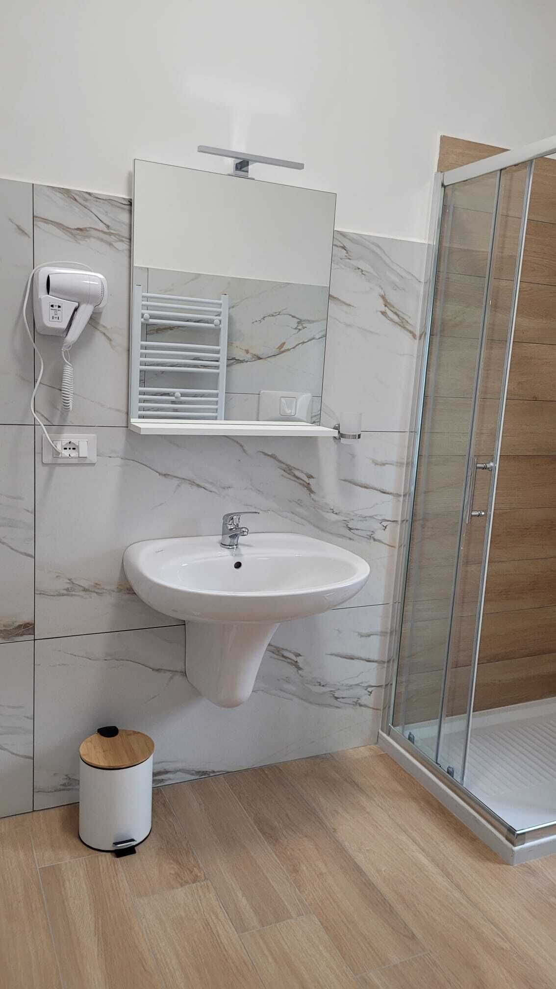 Phòng đôi hoặc 2 giường đơn tiện nghi đơn giản | Phòng tắm | Buồng tắm vòi sen, vòi sen phun mưa, máy sấy tóc, chậu vệ sinh/vòi rửa 