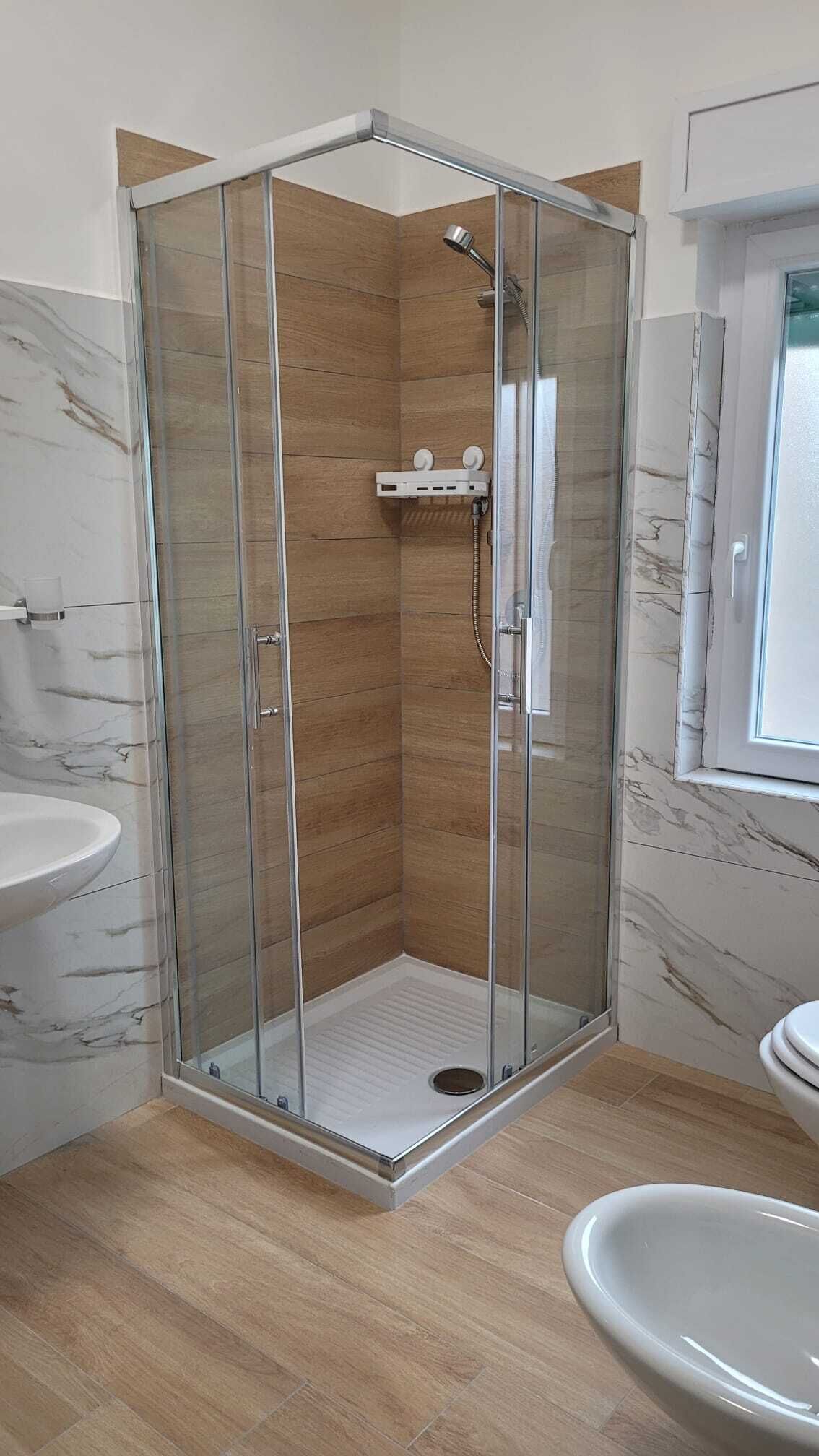 Camera Comfort con letto matrimoniale o 2 letti singoli | Bagno | Doccia, soffione a pioggia, asciugacapelli, bidet
