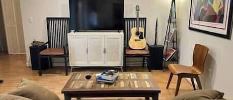 TV connectée, médiathèque, chaîne hi-fi, écrans d'ordinateur