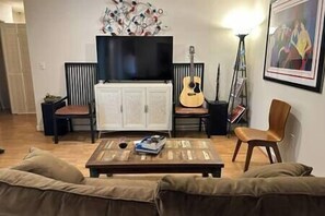 Smart-TV, musikkbibliotek, stereoanlegg og PC-skjermer