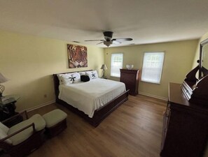 4 habitaciones, tabla de planchar con plancha, wifi y ropa de cama 