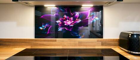 Jääkaappi, mikroaaltouuni, uuni, astianpesukone