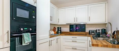 Kühlschrank, Mikrowelle, Ofen, Geschirrspüler