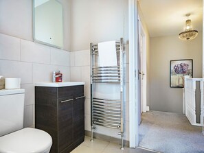 Shower, towels - Beautiful 3-Bed Riverside Townhouse w/ Parking - Pass the Keys (Belfast)