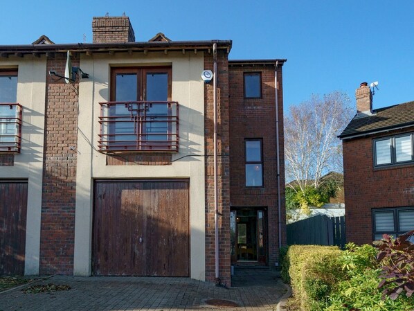 Exterior - Beautiful 3-Bed Riverside Townhouse w/ Parking - Pass the Keys (Belfast)