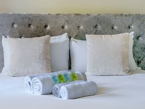 3 bedrooms, iron/ironing board, free WiFi, bed sheets - Beautiful 3-Bed Riverside Townhouse w/ Parking - Pass the Keys (Belfast)