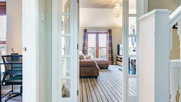 Télévision, livres, espaces bureaux