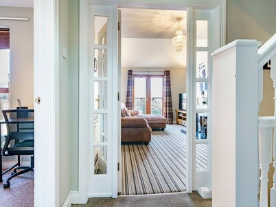 Beautiful 3-Bed Riverside Townhouse w/ Parking - Pass the Keys