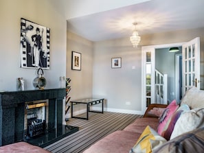 TV, books, offices - Beautiful 3-Bed Riverside Townhouse w/ Parking - Pass the Keys (Belfast)