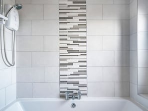Een douche, handdoeken