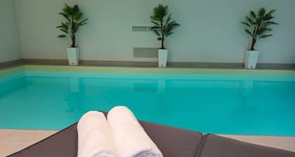 Fabulous Retreat (sleeps 14) with Pool and Sauna - Pass the Keys