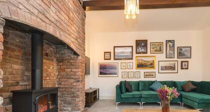 Fabulous Retreat (sleeps 14) with Pool and Sauna| Pass the Keys