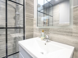 Shower, hair dryer, towels
