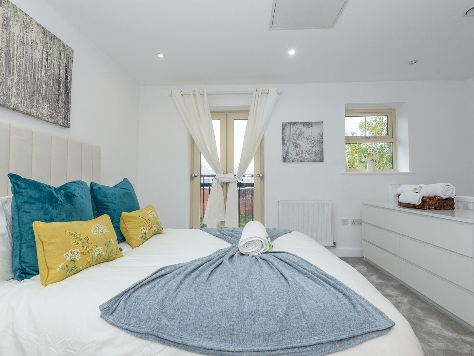 3 bedrooms, iron/ironing board, free WiFi, bed sheets