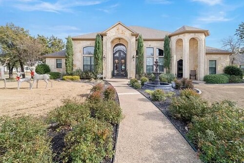 Noble Prairie: Lux Estate, Pool, Spa, Garden, Venue, Chef's Kitchen, Fireplace!