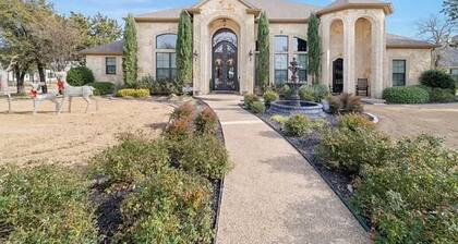 Noble Prairie: Lux Estate, Pool, Spa, Garden, Venue, Chef's Kitchen, Fireplace!