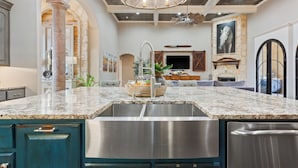 A kitchen with granite countertops, stainless steel appliances, and a farmhouse-style design. - Noble Prairie: Lux Estate, Pool, Spa, Garden, Venue, Chef's Kitchen, Fireplace! (China Spring)