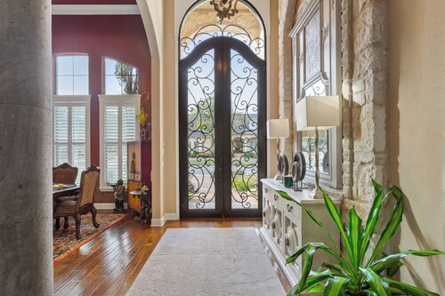 Noble Prairie: Lux Estate, Pool, Spa, Garden, Venue, Chef's Kitchen, Fireplace!