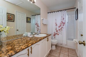 Hårføner, håndklær, såpe og toalettpapir