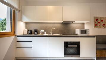 Kühlschrank, Ofen, Geschirrspüler, Wasserkocher mit Kaffee-/Teezubehör