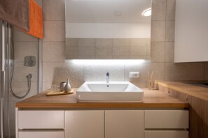 Douche, sèche-cheveux, serviettes fournies
