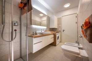 Een douche, een haardroger, handdoeken
