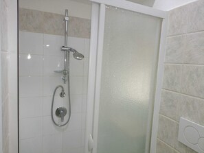 Asciugacapelli, asciugamani, sapone, carta igienica