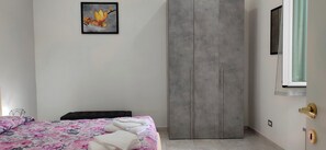 1 bedroom, WiFi, bed sheets - PETIT BIJOU (vacation home in Civitavecchia) (Civitavecchia)