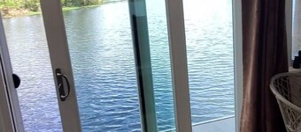 The Southern Belle Houseboat (Located on Beautiful Lake Seminole)