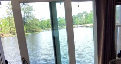 The Southern Belle Houseboat (Located on Beautiful Lake Seminole)