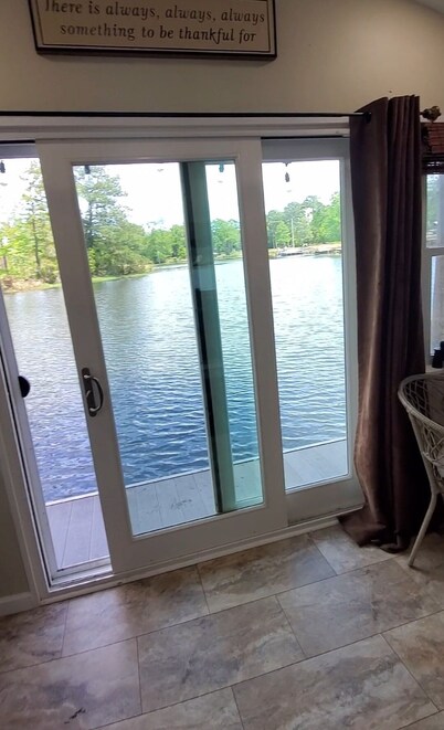 The Southern Belle Houseboat (Located on Beautiful Lake Seminole)