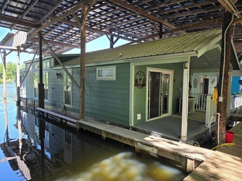 The Southern Belle Houseboat (Located on Beautiful Lake Seminole)