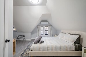 2 bedrooms, desk, iron/ironing board, travel crib