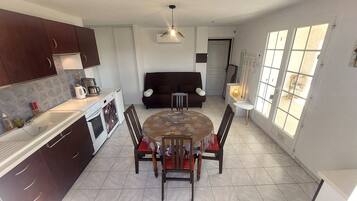 Coffee/tea maker, fridge, microwave, oven