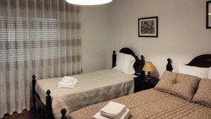 Standard Triple Room, Balcony, Garden View | WiFi (free), bed sheets - Casa Xantarim (Santarém)