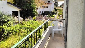 Economy Twin Room, Balcony, Garden View | Terrace/patio - Casa Xantarim (Santarém)
