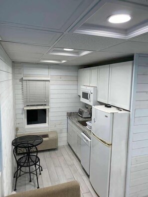 Réfrigérateur, micro-ondes, cafetière/bouilloire