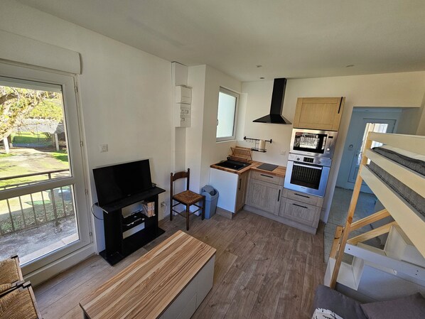 Microwave, oven, stovetop - Charming apartment with terrace - 3 pers. - Luchon (Bagnères-de-Luchon)