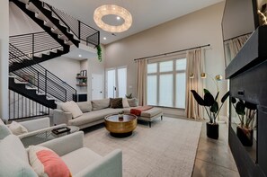 Smart TV, fireplace - Luxury High End Downtown Living (Memphis)