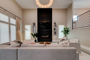 Smart TV, fireplace - Luxury High End Downtown Living (Memphis)