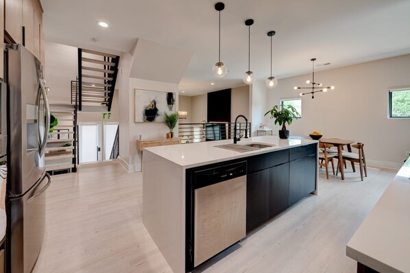 Fridge, microwave, oven, stovetop - Luxury High End Downtown Living (Memphis)