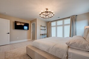 3 bedrooms, desk, iron/ironing board, free WiFi - Luxury High End Downtown Living (Memphis)