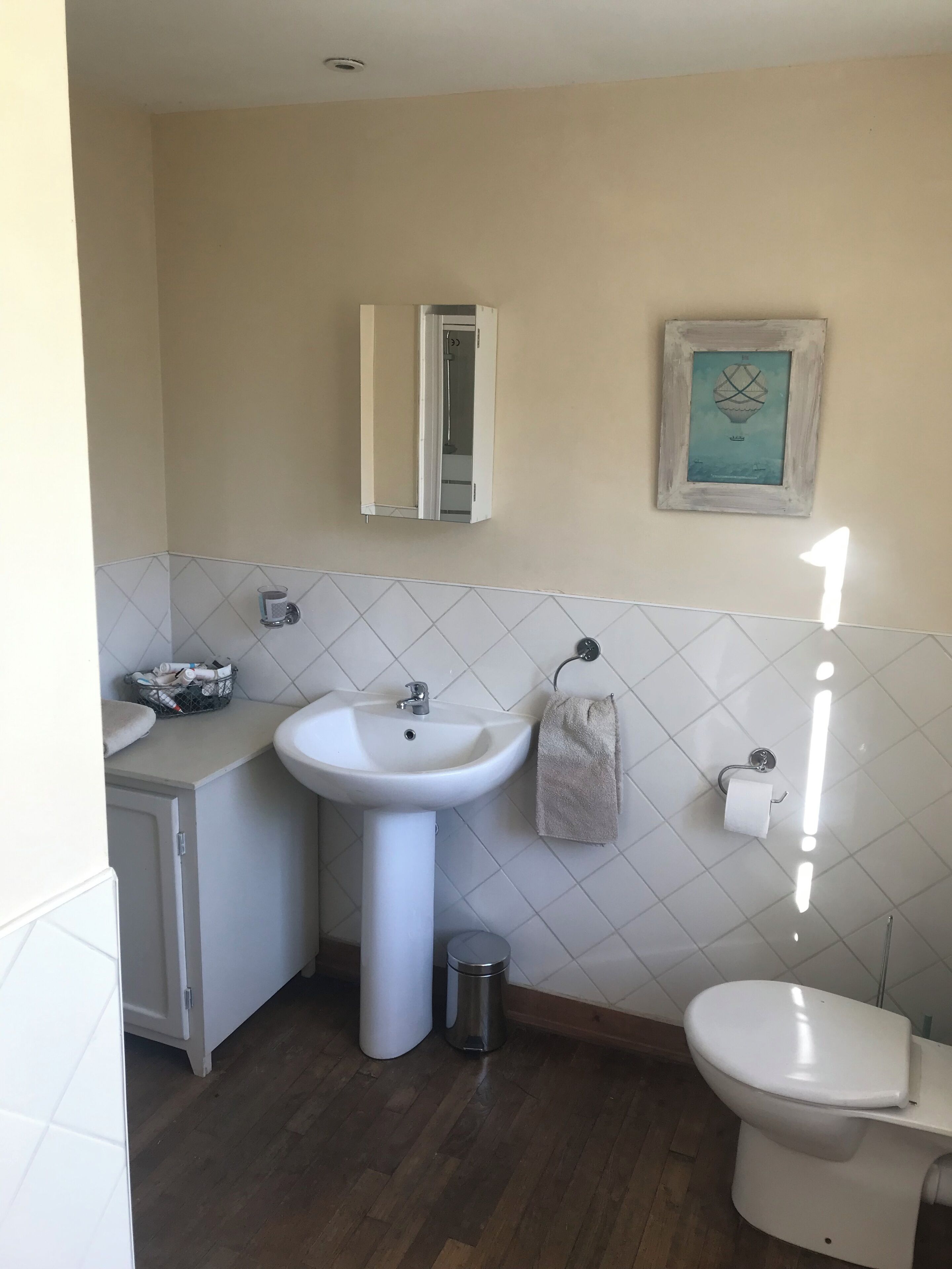 Douche, serviettes fournies, savon, shampoing