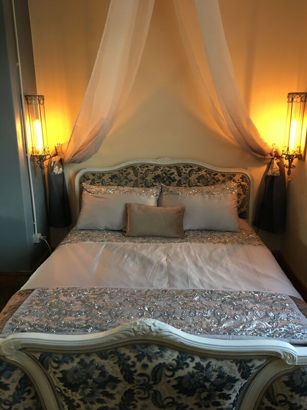 2 bedrooms, free WiFi, bed sheets - Rustic charm. Bakery and workshop converted to 2-bed house on a farm (L'Église-aux-Bois)