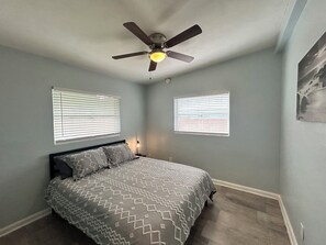 3 soverom, skrivebord, strykejern/-brett og reiseseng for barn