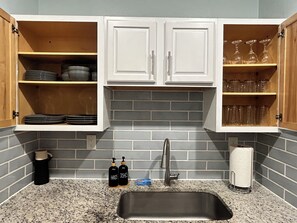 Fridge, microwave, oven, stovetop - Southside Cozy Cottage (Jacksonville)