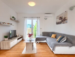 Living area - Comfortable House With Private Swimming Pool (Pula)